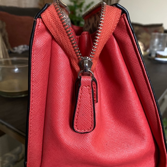 Guess Hand Bag - Picture 4 of 5